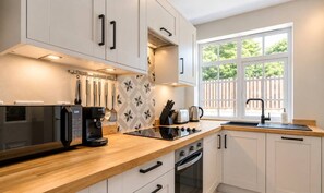 Private kitchen - Sea Marge Cottage with off-road parking! (Overstrand)