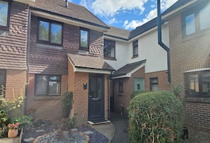Exterior - The Hideaway - with free parking! (West Sussex)