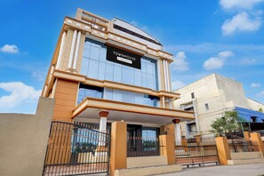 Un edificio de varios pisos con un letrero que dice 'TOWNHOUSE Company-Serviced'.