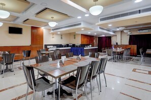 Dining - Townhouse Koyambedu (Chennai)