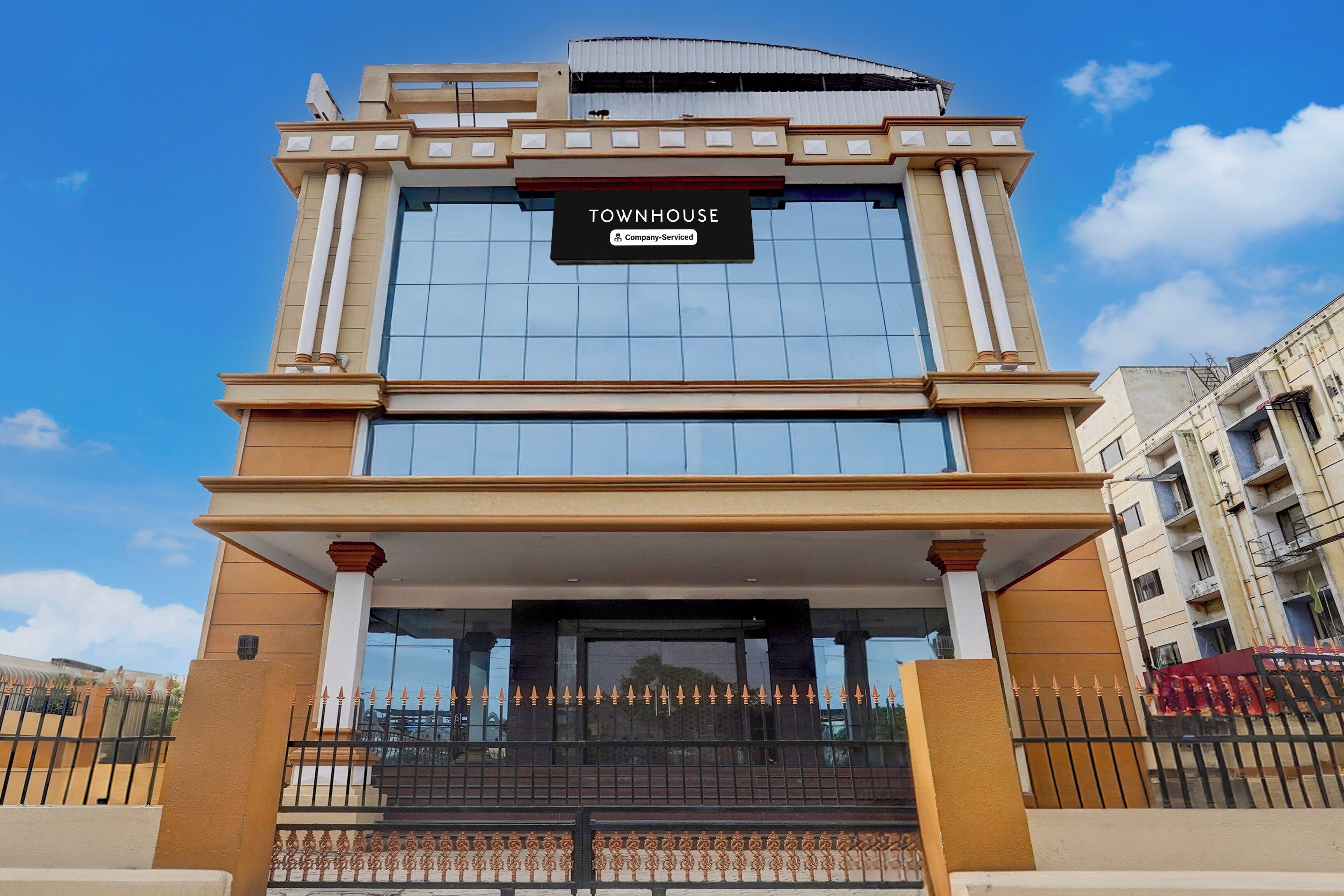 Un edificio con un cartel que dice 'TOWNHOUSE Company Serviced'.
