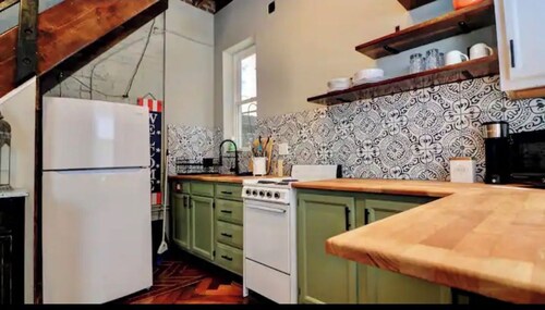 Cozy one bedroom private historic apt
