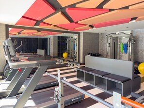 A gym with treadmills, weight machines, and a mirrored wall. - Qoople Aria 4 - Cozy 1-bedroom apartment in Alanya (Alanya)