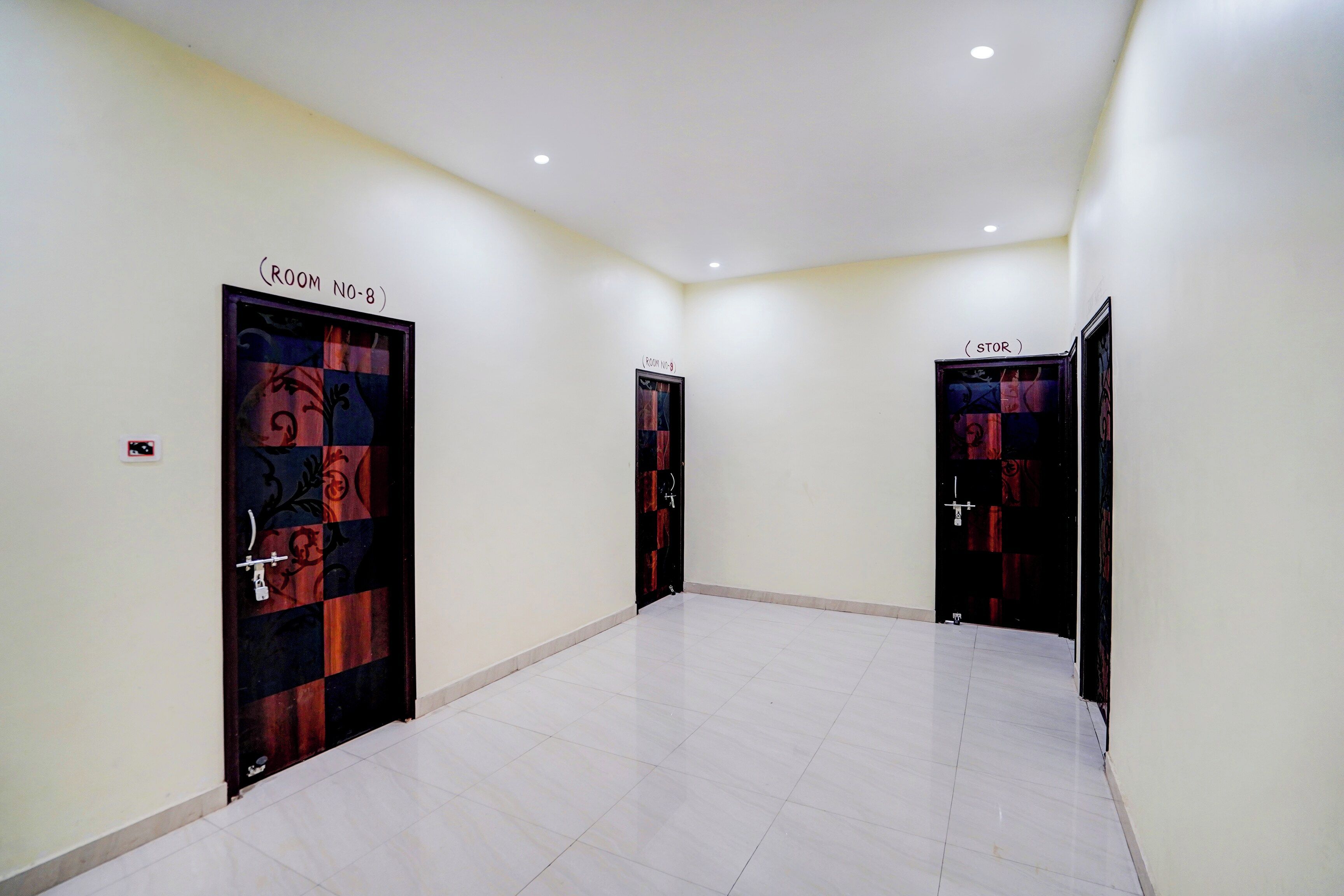 Un pasillo con tres puertas identificadas como 'ROOM NO-8', 'ROOM NO-9' y 'STOR'.