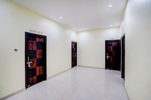Un pasillo con tres puertas identificadas como 'ROOM NO-8', 'ROOM NO-9' y 'STOR'.