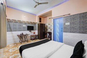 A bedroom with a bed, a desk, a wardrobe, and a television. - Hotel O VIT Road Vellore (Katpadi)
