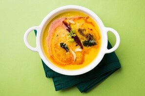Un plato de comida sobre un fondo verde.