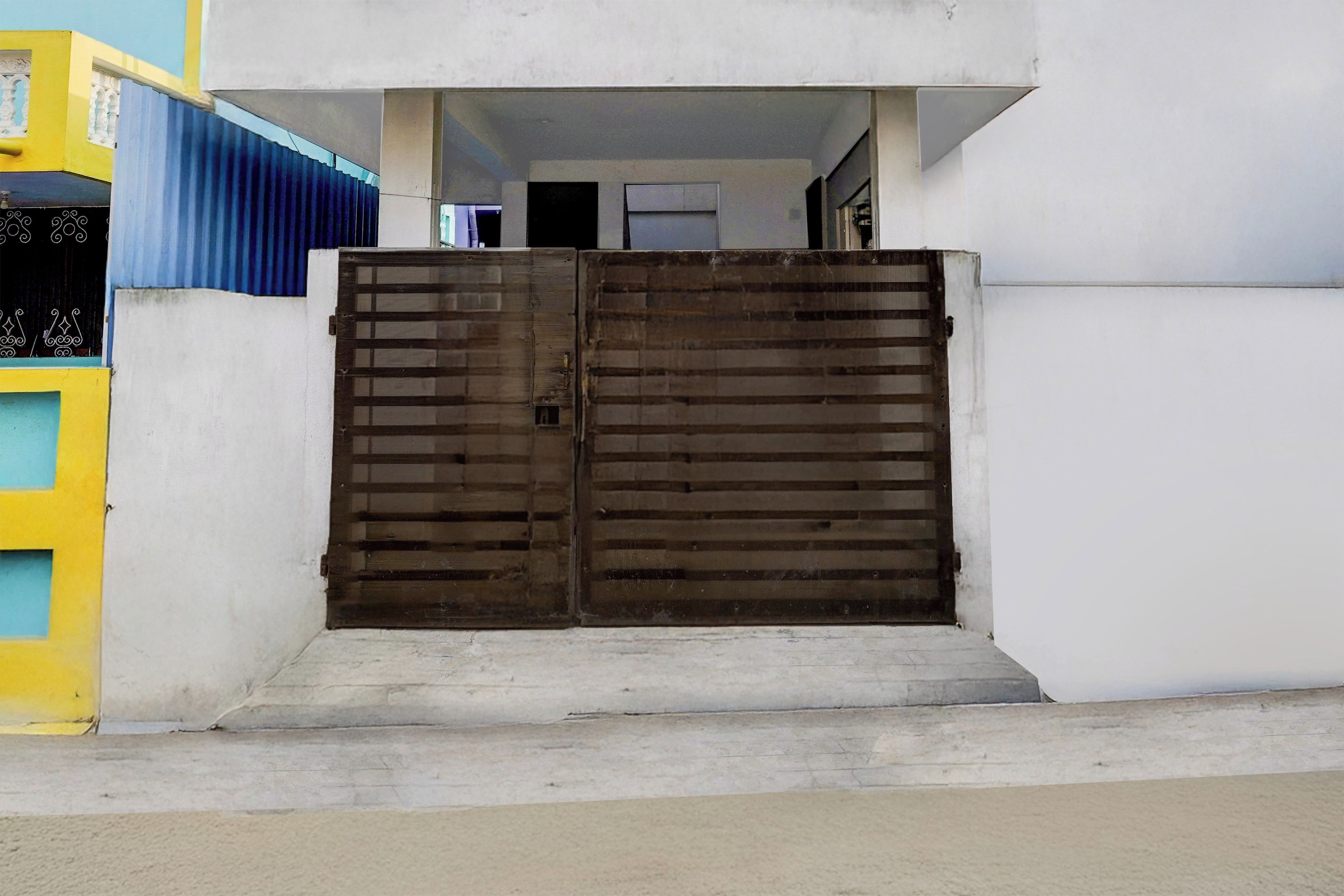 Una entrada cerrada a un edificio con una rampa de hormigón que conduce a una puerta.