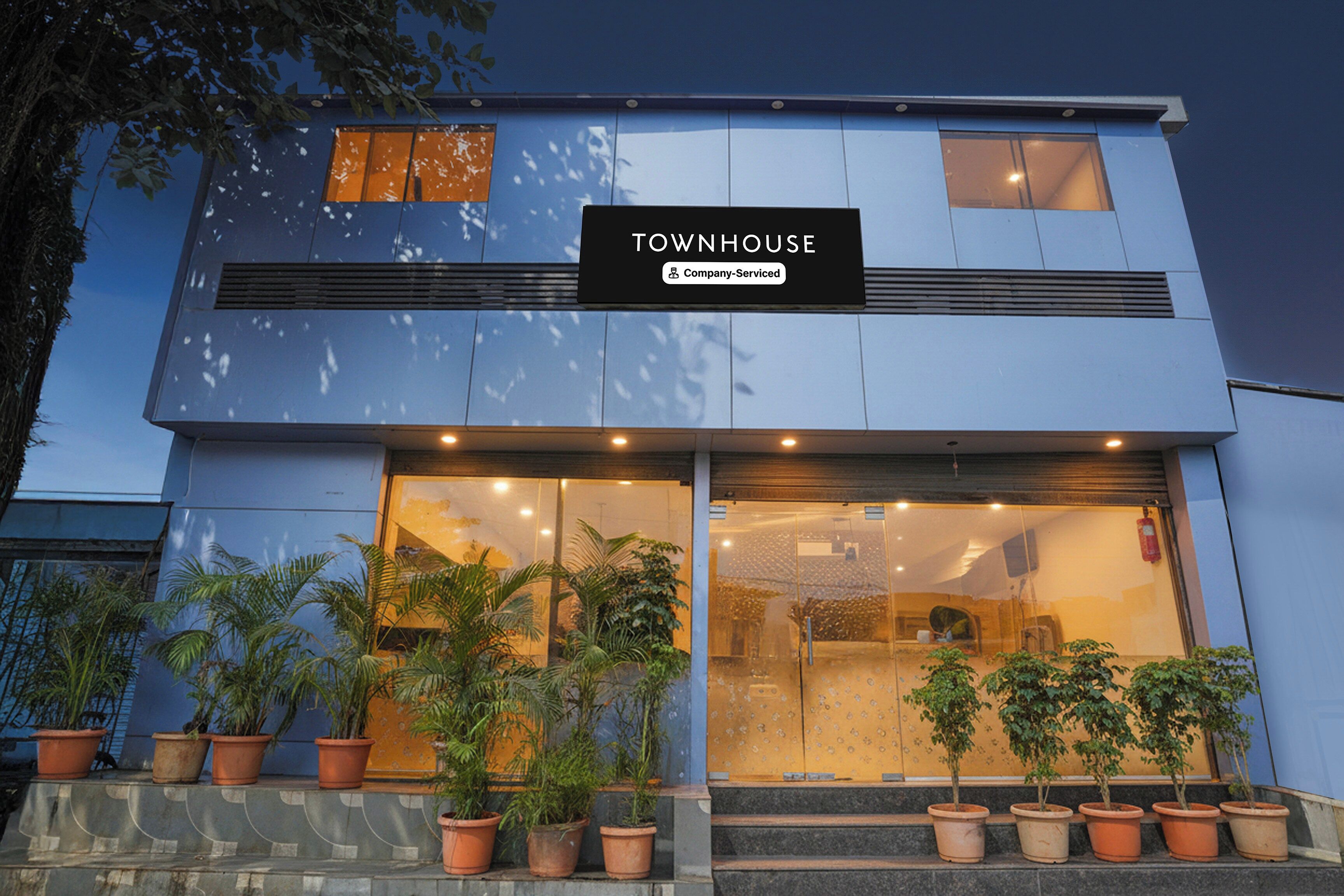 Un edificio moderno con un letrero que dice 'TOYHOUSE Company-Serviced'.