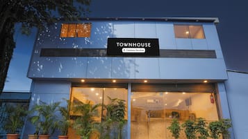Un edificio moderno con un letrero que dice 'TOYHOUSE Company-Serviced'.