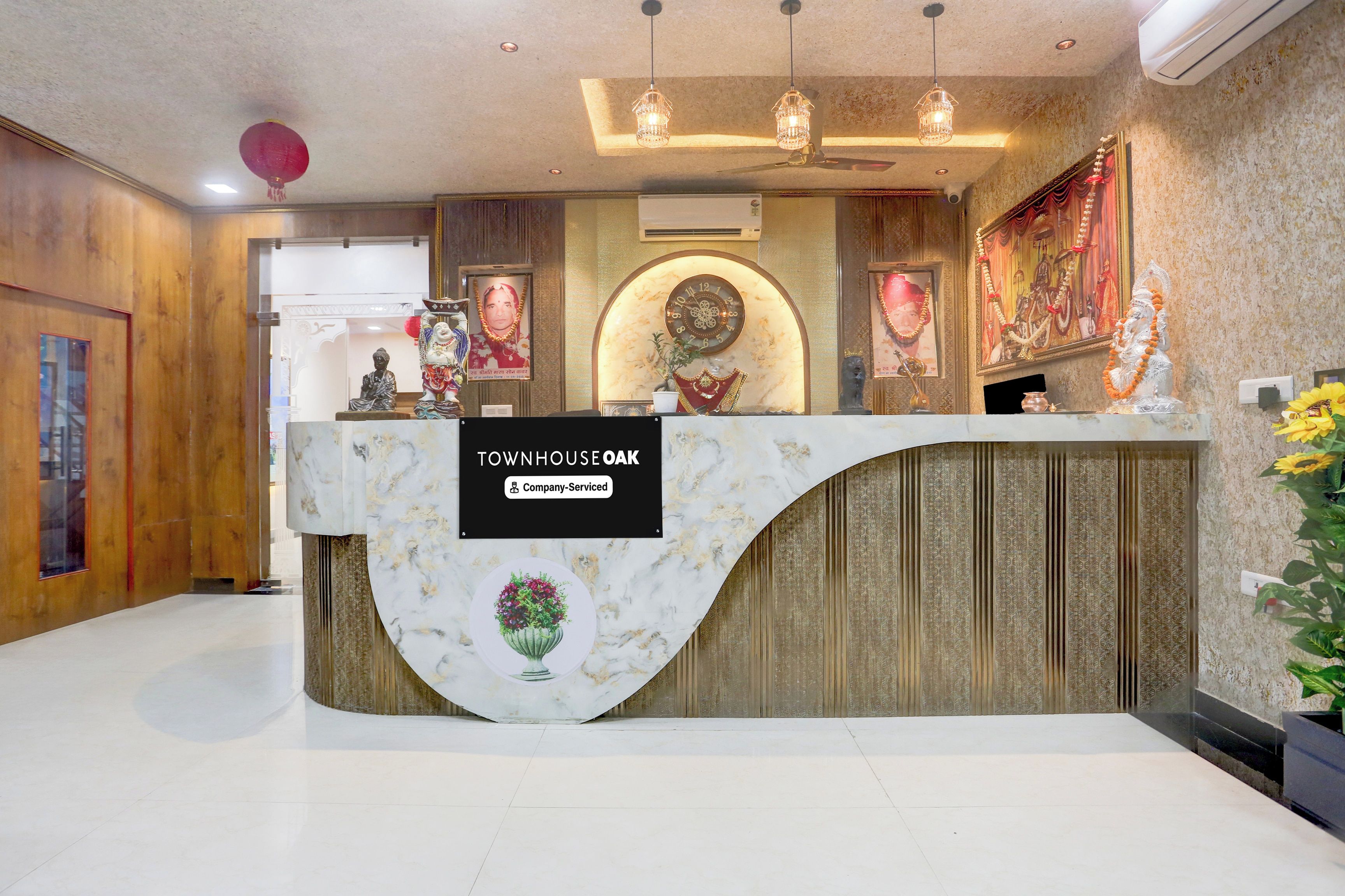 Una mesa de recepción con un cartel que dice 'TOWNHOUSE OAK Company Serviced'.