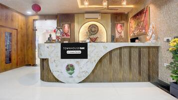Una mesa de recepción con un cartel que dice 'TOWNHOUSE OAK Company Serviced'.