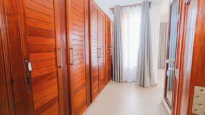 Un pasillo con puertas de madera y un espejo.