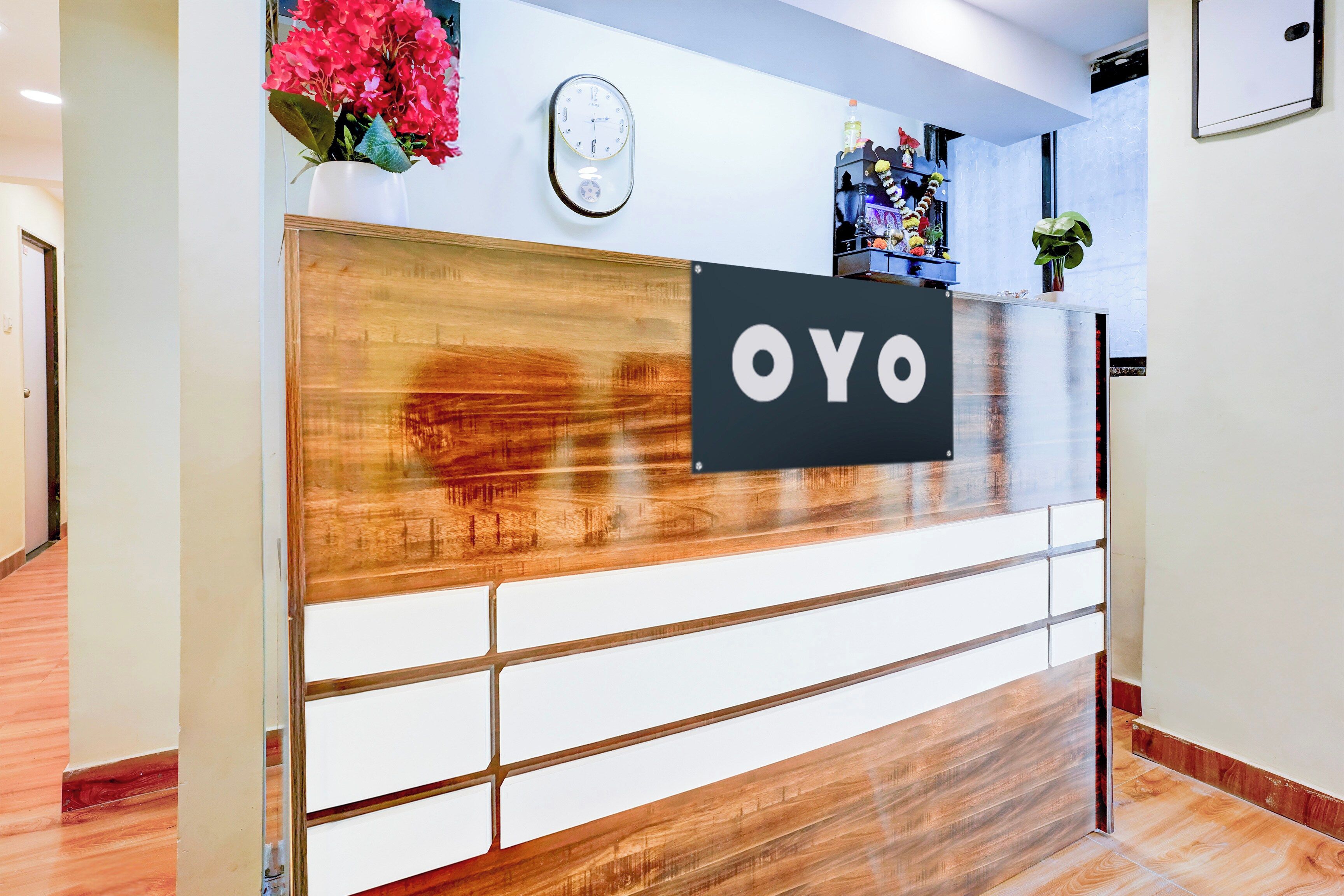 Una recepción con un panel de madera y un cartel que dice 'OYO'.