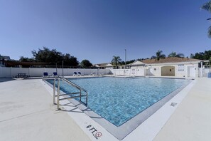 A clear swimming pool with a 6 ft depth marker, lounge chairs, and a covered area with a sign indicating pool rules. - Great Location! Kissimmee Condo 5 Mi to Disney (Kissimmee)