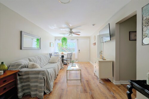 Lakefront Unit w/ Views, Near Colleges & Hospitals