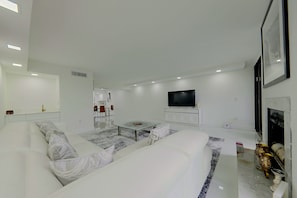 Interior - Relax Poolside, Walk to Ocean! Hillsboro Beach Gem (Hillsboro Beach)