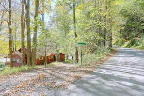 A rural road with a private drive sign, surrounded by trees and a small cabin. - Rustic Cabin-stunning View-cov Porch
delaware Gem! (Damascus)
