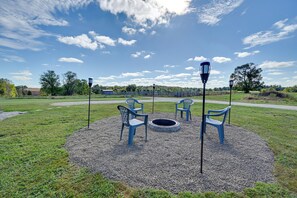 An outdoor seating area with four chairs and a fire pit, surrounded by gravel. - Countryside Gem w/ Fire Pit: 14 Mi to Mammoth Cave (Brownsville)