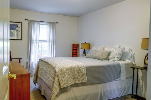 Saint Albans Home: Walk to Main Street!