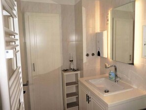 A bathroom with a white sink, a mirror, and a towel rack. - South Beach Room (Wyk auf Foehr)