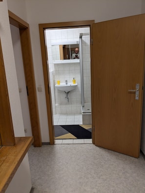 Ein Badezimmer mit Waschbecken, Spiegel und Dusche.