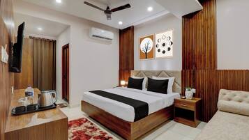 Une chambre à coucher moderne avec un lit, une table de chevet et un ventilateur de plafond.