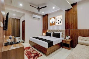 A modern bedroom with a bed, bedside table, and a ceiling fan. - Townhouse Laksar Road Haridwar (Haridwar)
