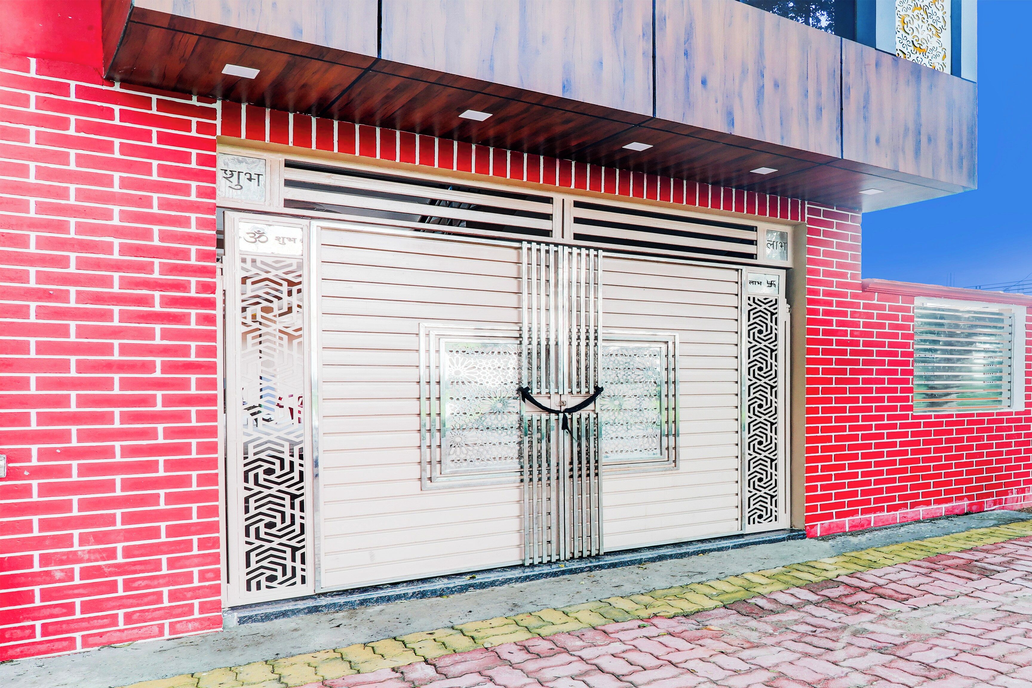 Un edificio con fachada de ladrillo rojo y una gran puerta de metal ornamentada.