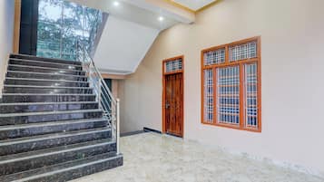 Una escalera con barandilla que conduce a un rellano.