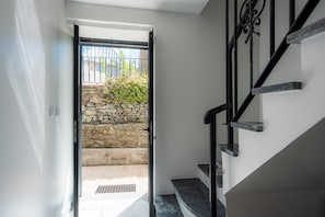 A staircase with a stone wall and a metal railing. - BLUE OCEAN VILLA with Private Heated Pool. Magnificent Seaview. AC, WIFI, Garden (Fajã da Ovelha, Calheta)