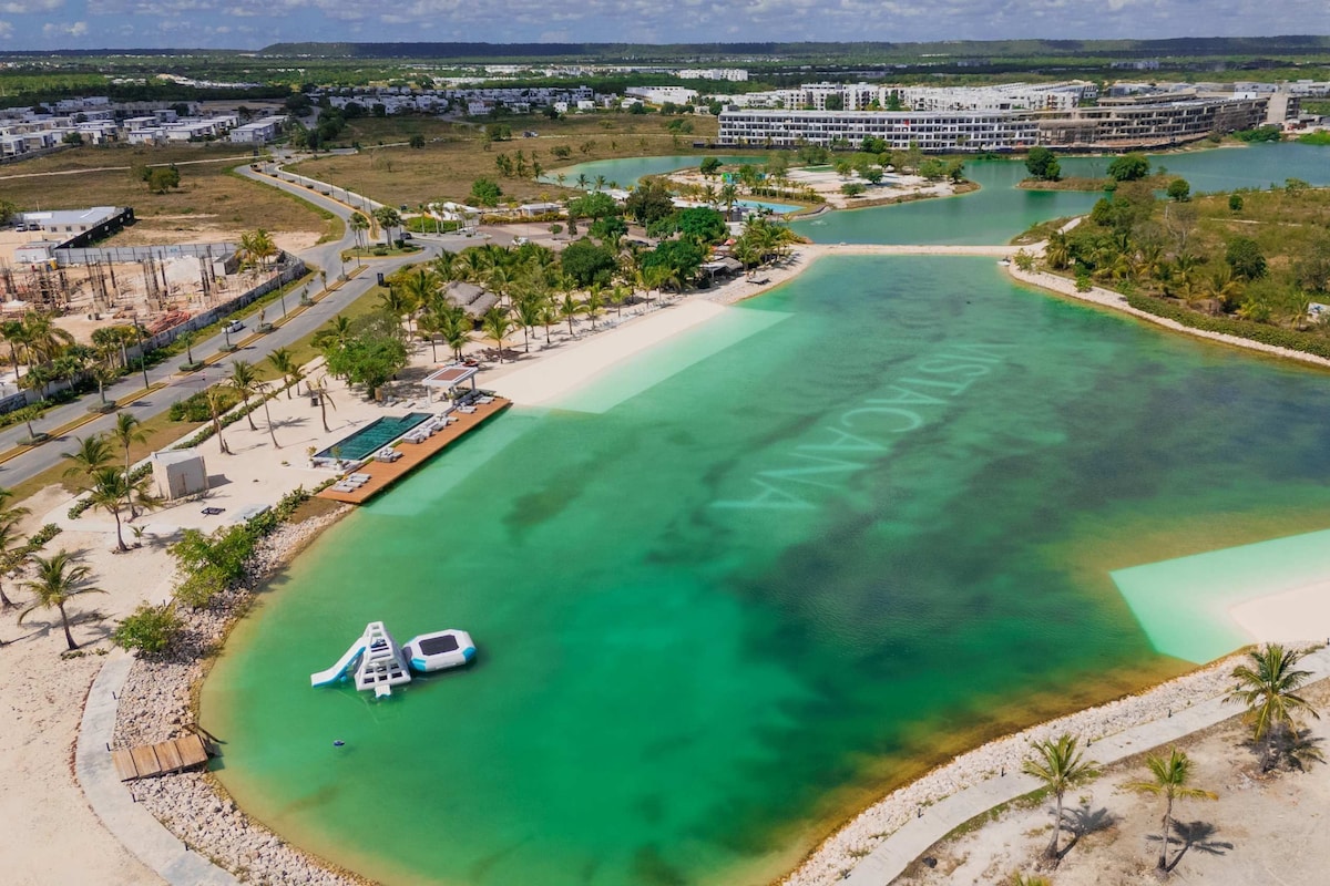 Ein Resort mit großem Pool, Strand und Marina.