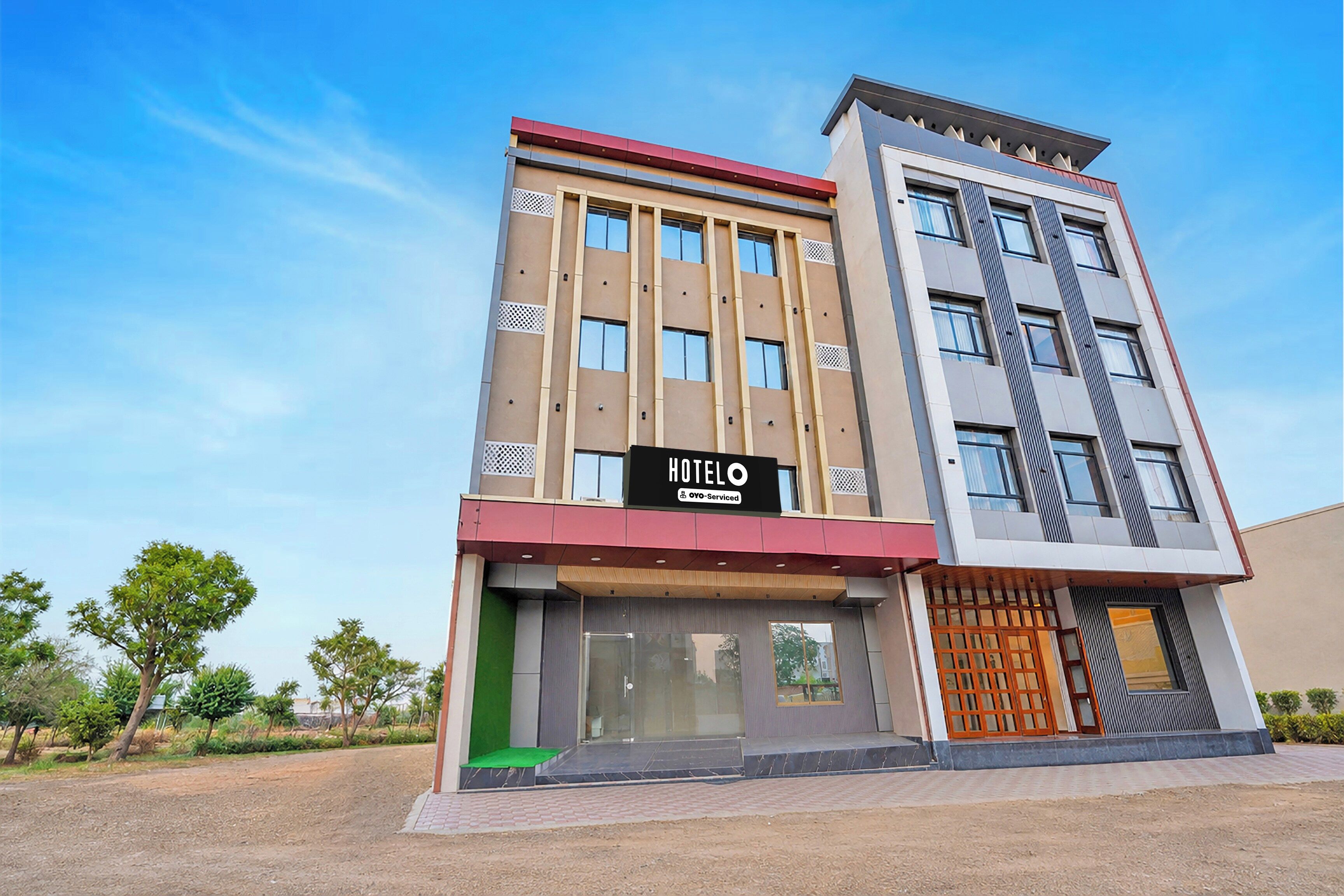 Un hôtel moderne, reconnaissable à son enseigne indiquant qu’il est géré par OYO.