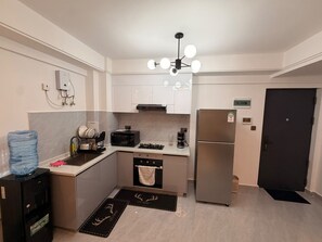 Una cocina moderna con horno integrado, refrigerador y dispensador de agua.