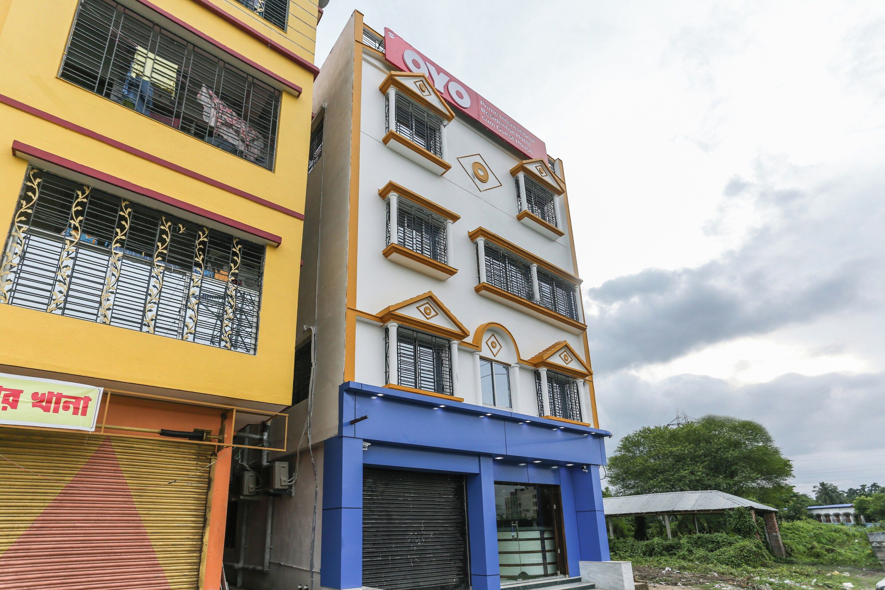 Un edificio de varios pisos con un letrero llamativo de un hotel.