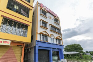 Un edificio de varios pisos con un letrero llamativo de un hotel.