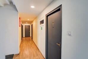 Ein Korridor mit Holzboden, einem Brandschutztürschild und Türen mit den Nummern 201 und 206.