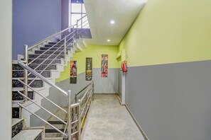 Una escalera con barandillas metálicas que conduce a una plataforma.