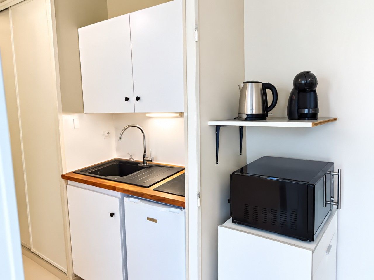 Préparez vos repas en toute autonomie grâce à cette kitchenette fonctionnelle, équipée de plaques de cuisson, d’un réfrigérateur, d’un micro-ondes, d’une cafetière et d’une bouilloire. Tout le nécessaire pour un séjour pratique et confortable
