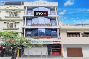 Un hotel con un cartel que indica OYO y G.R.S. Guest Rooms.