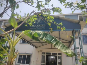 A building with a sign reading 'Canaries Retirees' Residency' and a covered entrance. - Hotel O CANARIES RETIREES RESIDENCY (Vanur)