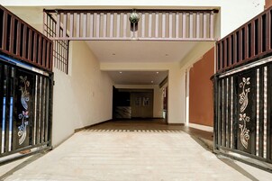 Un pasillo con piso de baldosas que conduce a una habitación con pared de mármol.