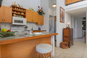 Private kitchen - Kona Makai 3-304 Top Floor, Ocean View, Sleeps 6, Has Loft! (Kailua Kona)