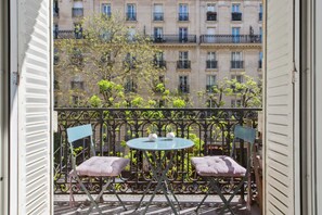 Outdoor dining - A TRUE PARISIAN TREAT WITH PVT BALCONY & CAFE'S ALL AROUND (Paris)