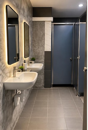 Bathroom - The Temple Phuket (Chang Wat Phuket)