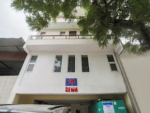 Un edificio con un letrero de cafetería y un letrero para Sewam.