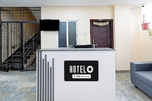 Una recepció amb un cartell que diu 'HOTEL' i 'YOYO-Serviced'.