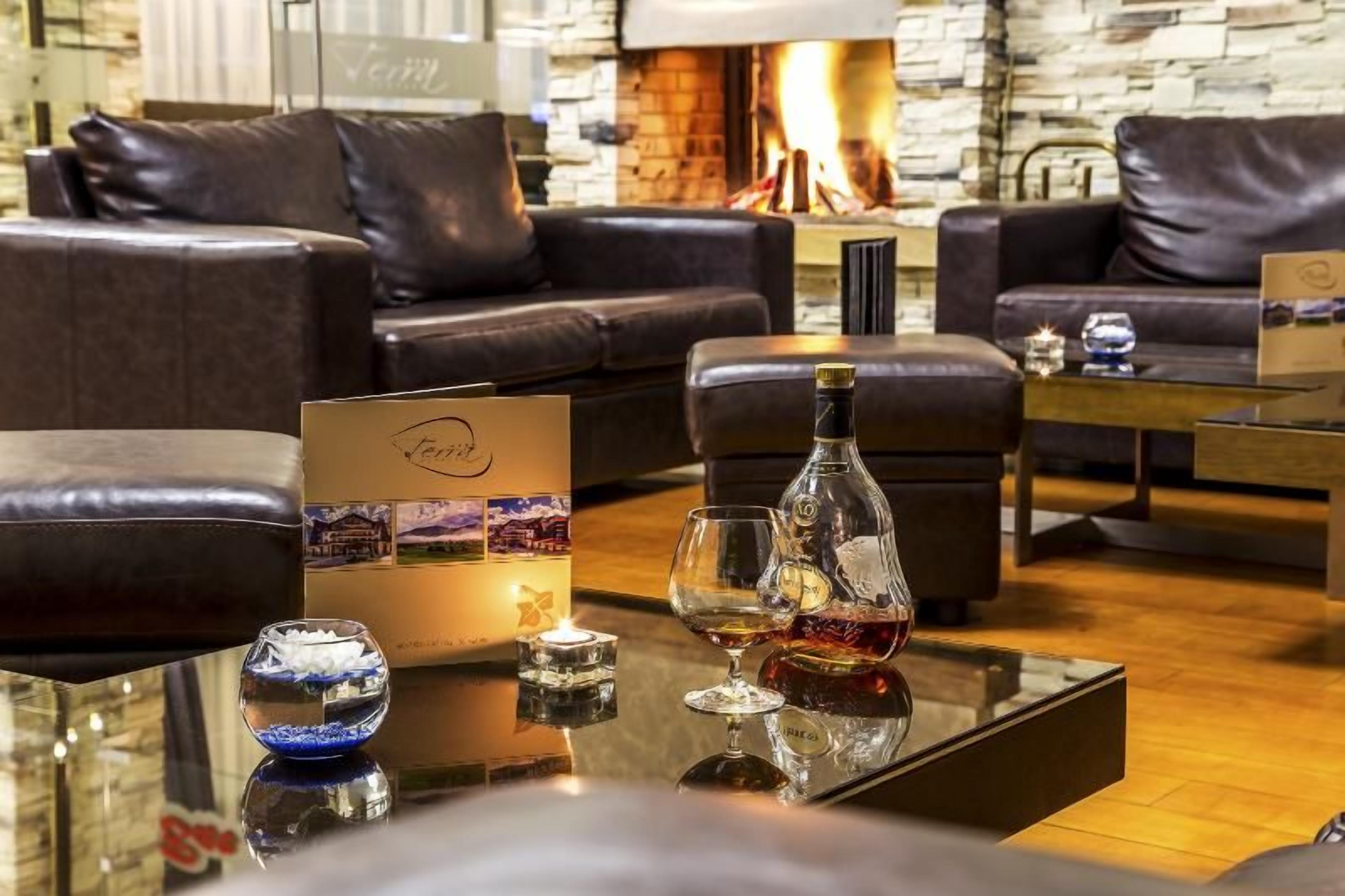 Lobby-lounge