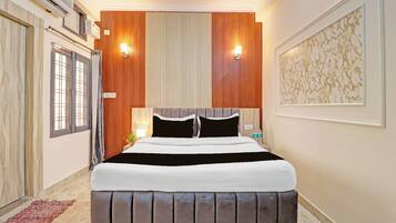 Un dormitorio moderno con una cama grande, un panel de madera en la pared y un cuadro colgado.