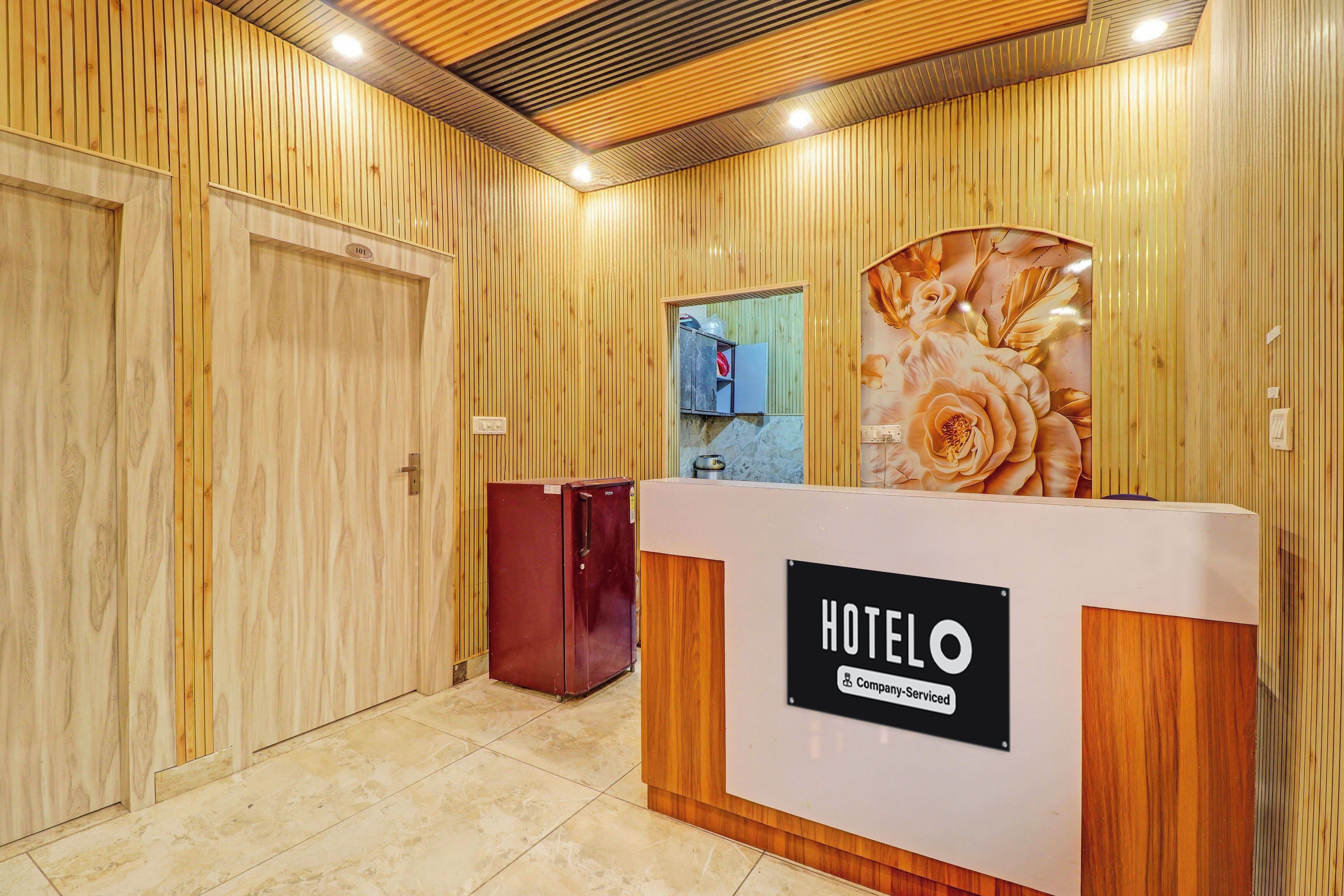 Un mostrador de recepción de hotel con un cartel que indica que el servicio es proporcionado por la empresa.